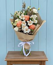 Букет цветов из:  Альстромерии, Лизиантусы, Розы и Хризантемы в Чемодурово