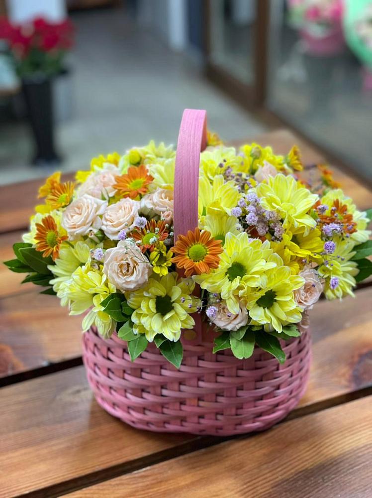 Цветочная композиция из Хризантемы и Розы в корзине в Чемодурово
