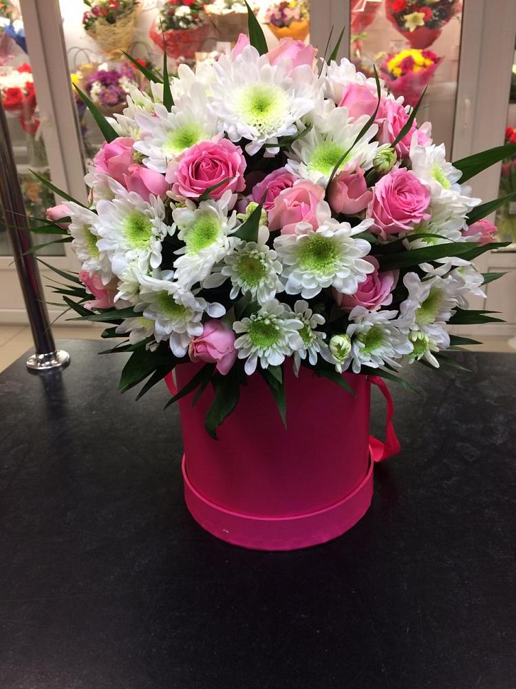 Цветочная композиция из Розы и Хризантемы в шляпной коробке в Чемодурово