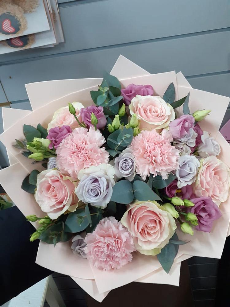 Букет цветов из: Розы, Гвоздики и Лизиантусы в Чемодурово